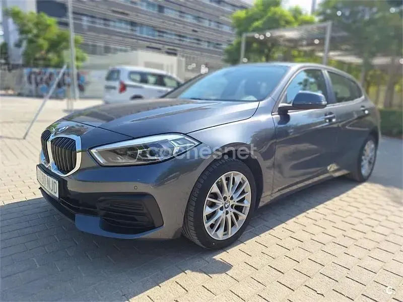 Usado BMW 118 Comfort Edition 140 CV (102 kW) 2021 Gris / plata Berlina