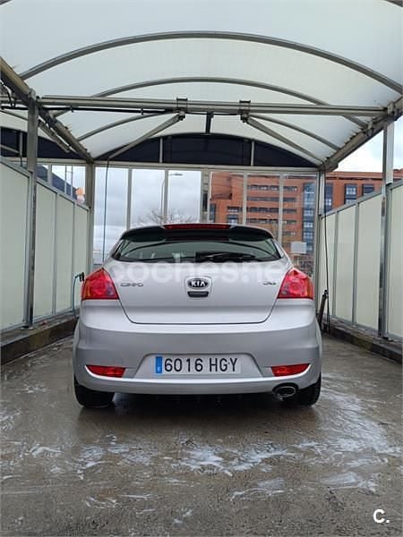 Usado Kia ProCeed 90 CV (66 kW) 2012 Gris / plata Utilitario