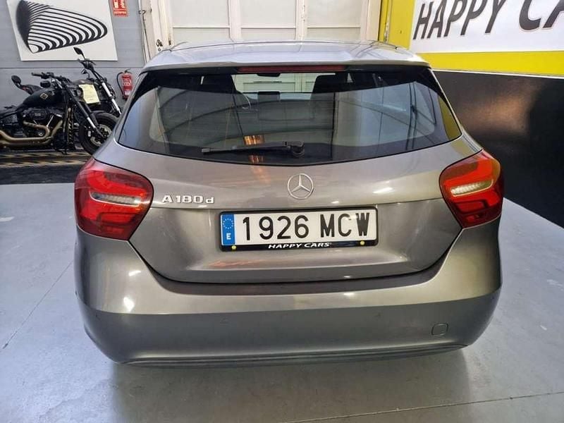 Usado Mercedes A180 Style 109 CV (80 kW) 2016 Gris Utilitario