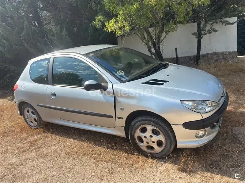 Usado Peugeot 206 75 CV (55 kW) 2002 Gris / plata Berlina