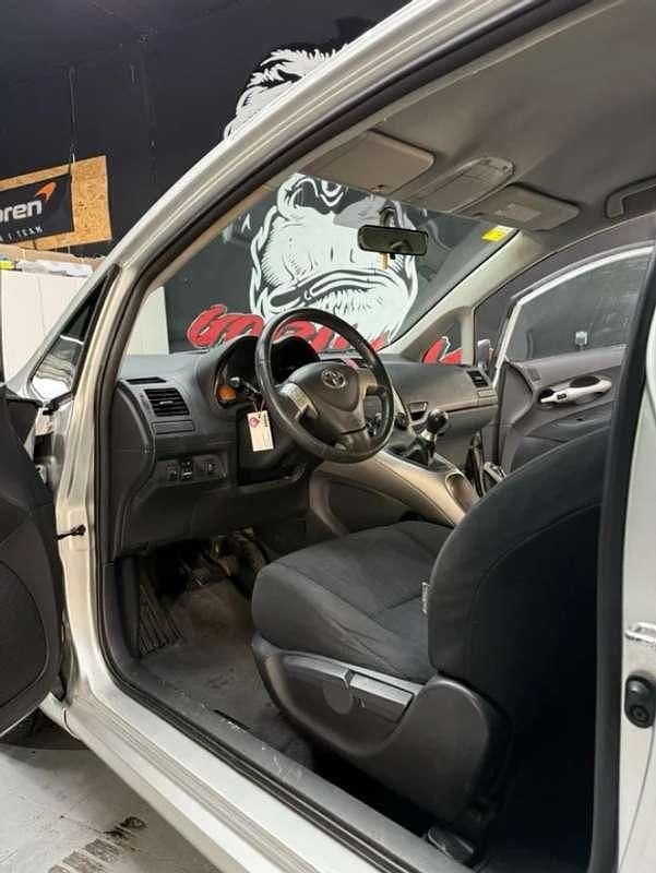 Usado Toyota Auris Active 90 CV (66 kW) 2009 Gris Utilitario