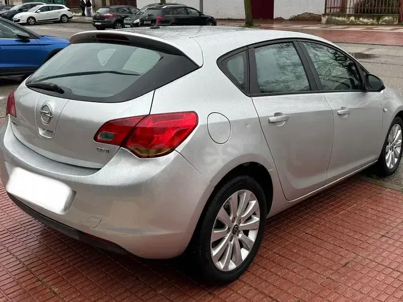 Usado Opel Astra Enjoy 110 CV (80 kW) 2011 Gris / plata Berlina