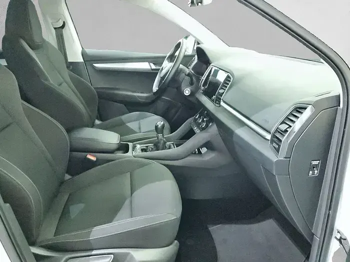 Usado Skoda Karoq Selection 115 CV (84 kW) 2024 Blanco SUV