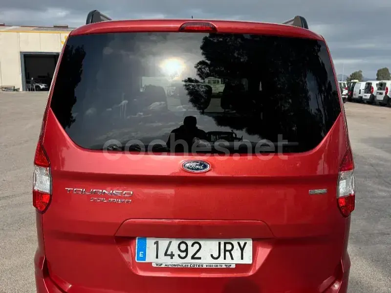 Usado Ford Tourneo Courier Titanium 100 CV (73 kW) 2016 Granate Monovolumen