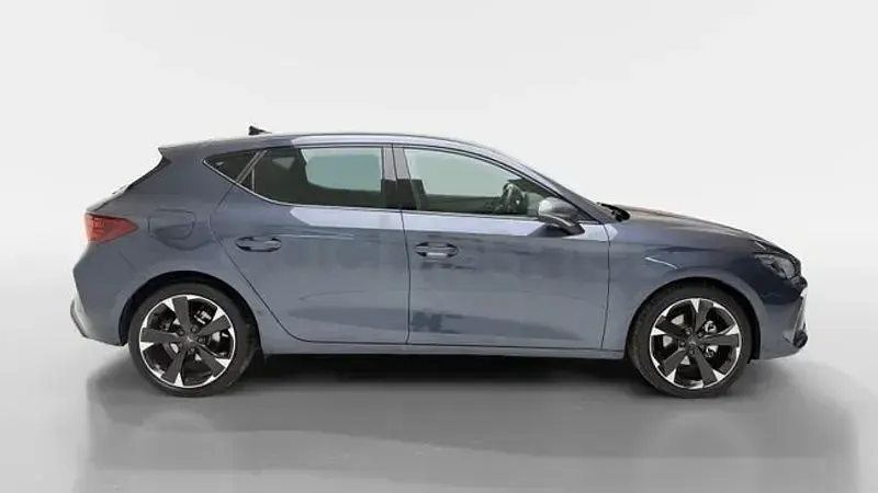 Usado Cupra Leon 150 CV (110 kW) 2025 Gris / plata Berlina
