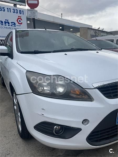 Usado Ford Focus Trend 90 CV (66 kW) 2008 Blanco Berlina