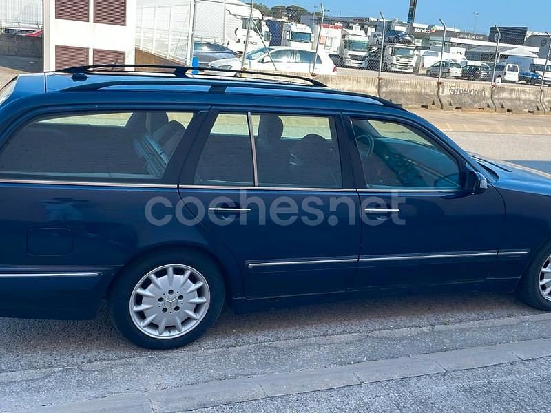 Usado Mercedes E220 Elegance 143 CV (105 kW) 2002 Azul Familiar