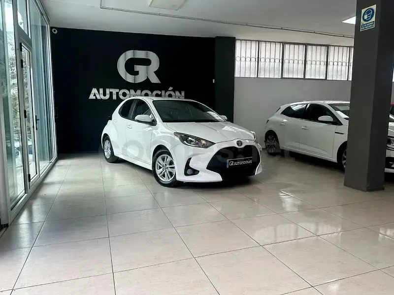 Używany Toyota Yaris Hybrid Style 116 KM (85 kW) 2023 Biały Sedan/Limuzyna