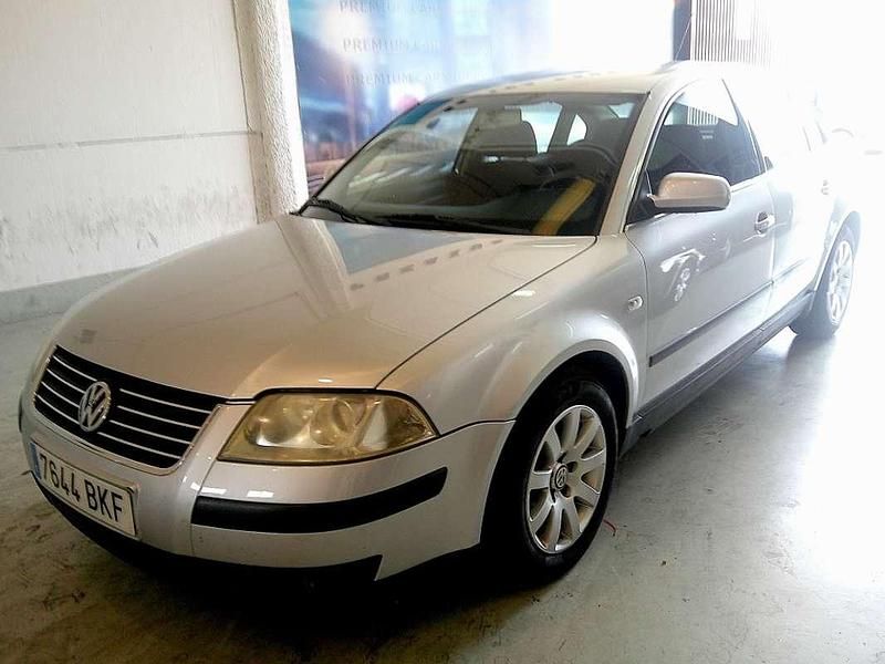 Plateado Usado 2001 VW Passat Trendline Berlina | 2590 € (Precio justo) - Imagen 1/4