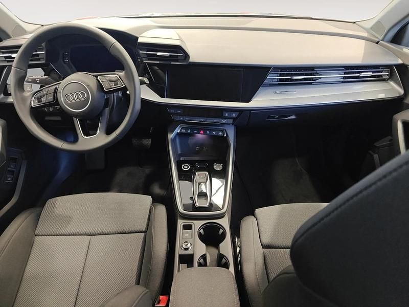 Usado Audi A3 e-tron Advanced Plus 204 CV (150 kW) 2025 Gris/plata Utilitario