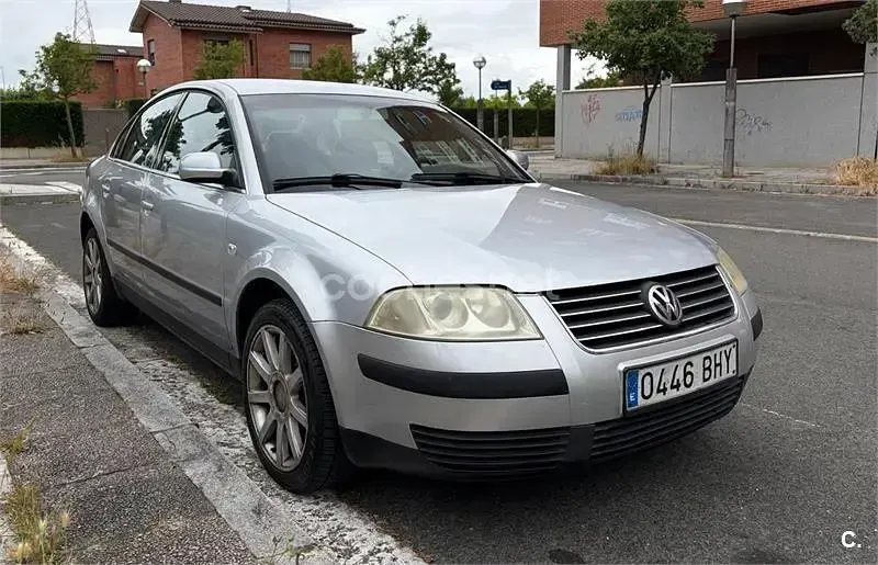 Usado VW Passat Comfortline 130 CV (95 kW) 2002 Gris / plata Berlina