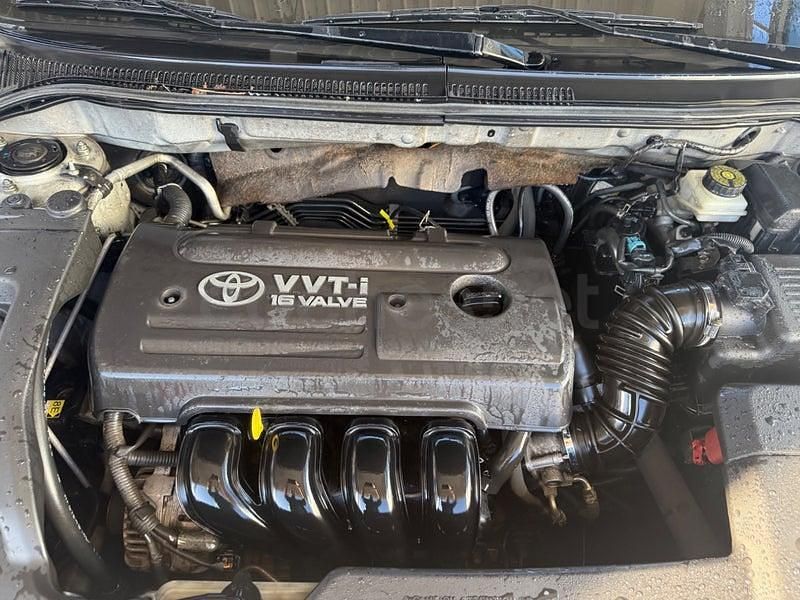 Usado Toyota Avensis Sol 129 CV (94 kW) 2005 Gris / plata Berlina