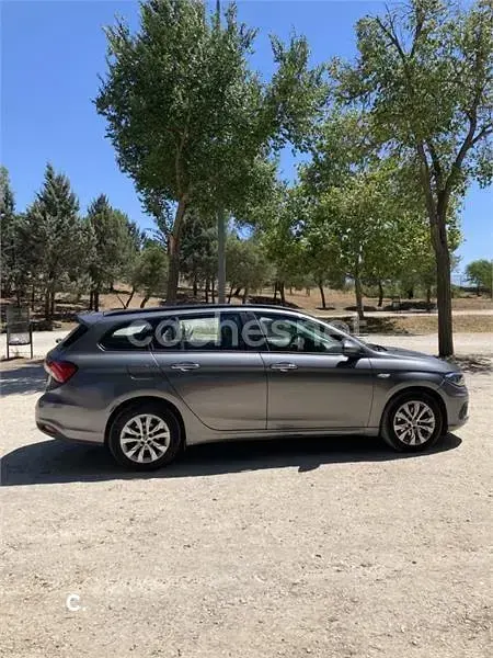 Usado Fiat Tipo Easy 95 CV (69 kW) 2017 Gris / plata Familiar