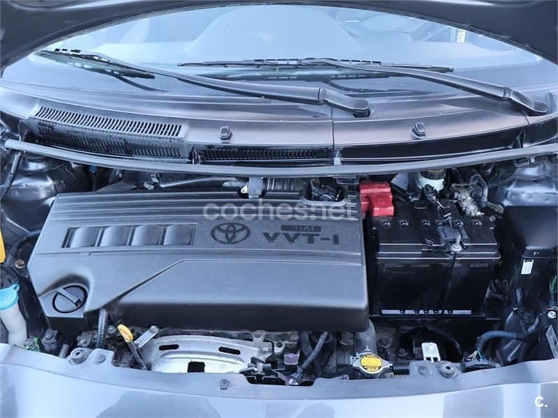 Usado Toyota Yaris Connect Style 101 CV (74 kW) 2011 Gris / plata Utilitario