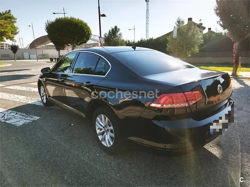 Usado VW Passat Advance 120 CV (88 kW) 2015 Negro Berlina