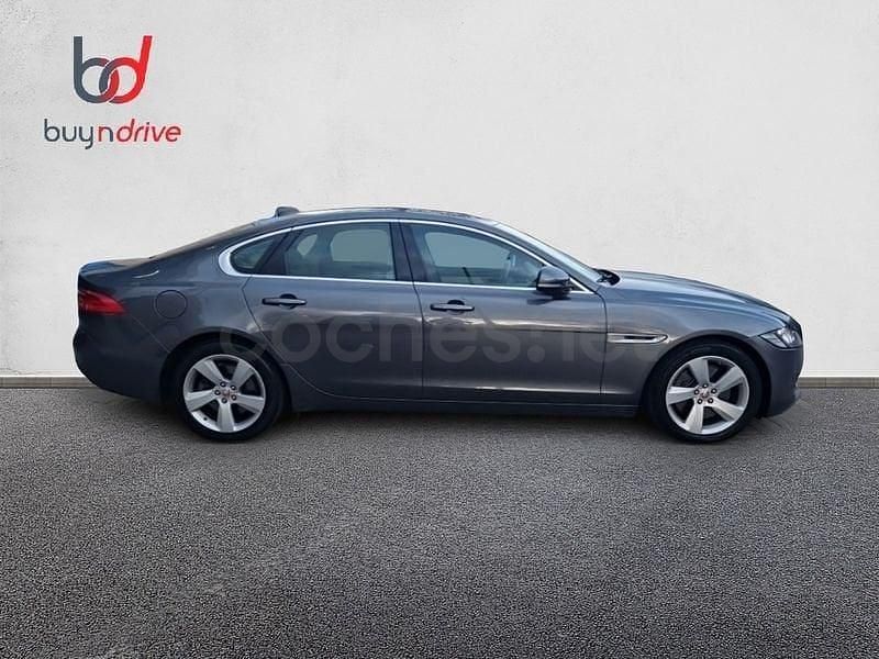 Usado Jaguar XF Prestige 300 CV (220 kW) 2016 Gris / plata Berlina