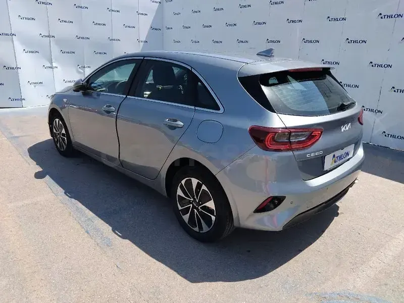 Usado Kia Ceed 101 CV (74 kW) 2024 Gris Utilitario
