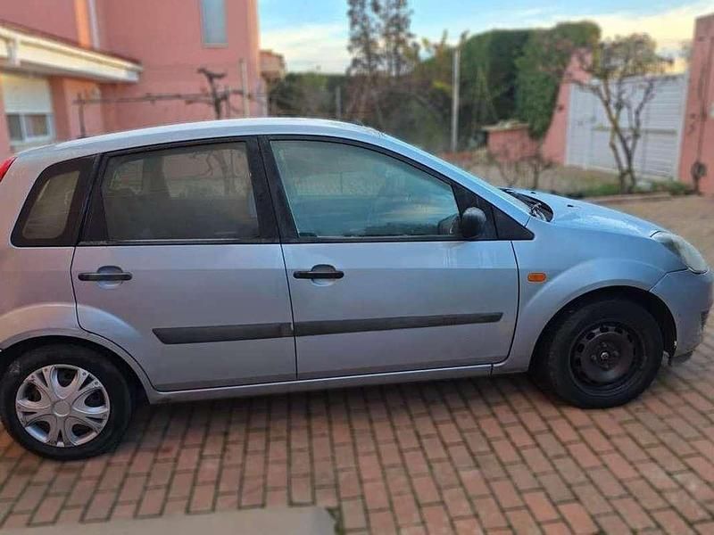 Usado Ford Fiesta Trend 96 CV (70 kW) 2007 Gris Berlina