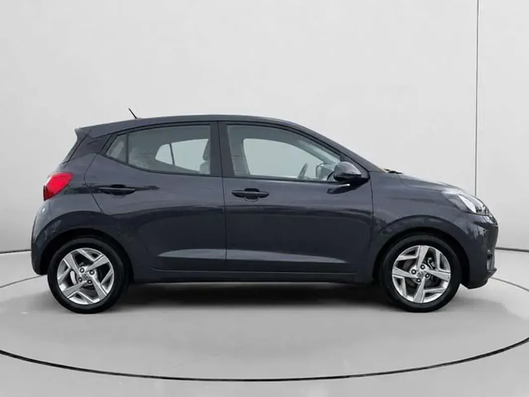 Usado Hyundai i10 67 CV (49 kW) 2022 Gris Utilitario