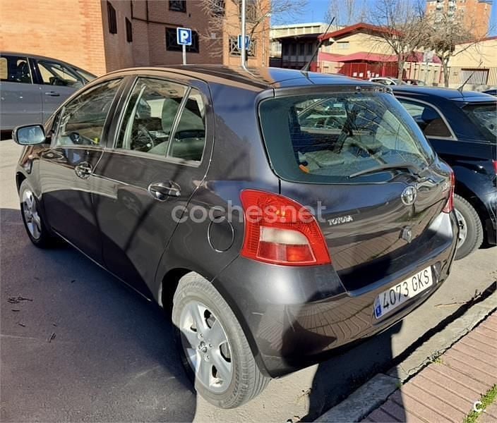 Usado Toyota Yaris 87 CV (63 kW) 2009 Gris / plata Utilitario