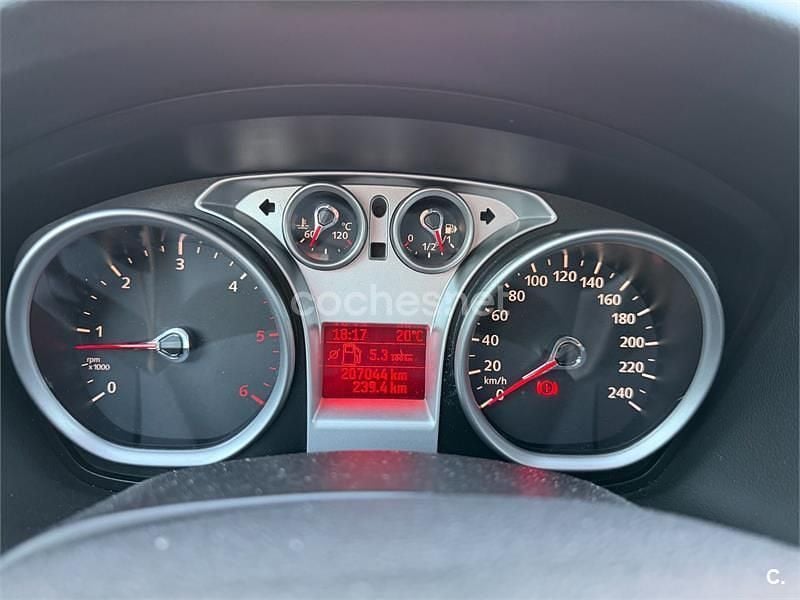 Usado Ford Focus Trend 109 CV (80 kW) 2011 Gris / plata Berlina