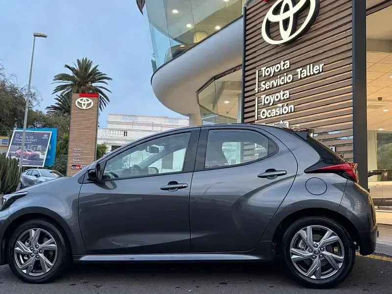 Usado Toyota Yaris Hybrid Business Edition 116 CV (85 kW) 2025 Gris / plata Berlina