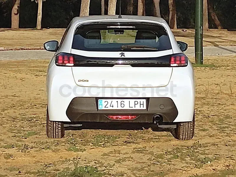 Usado Peugeot 208 Active 100 CV (73 kW) 2021 Blanco Utilitario