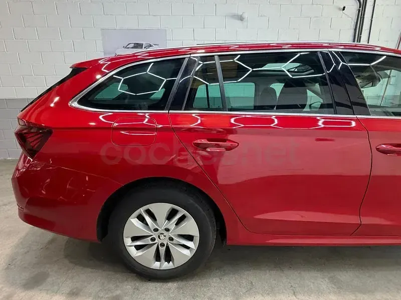Usado Skoda Octavia Ambition 150 CV (110 kW) 2023 Rojo Familiar