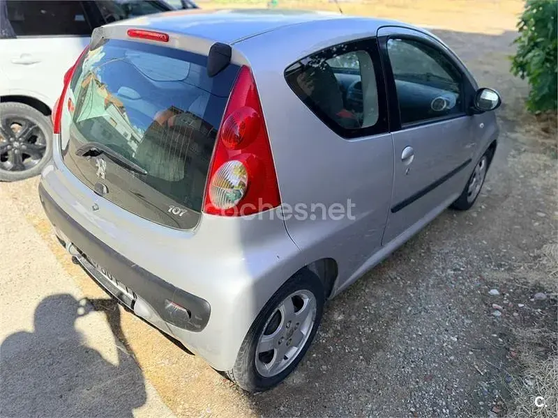 Usado Peugeot 107 Urban Move 54 CV (39 kW) 2007 Gris / plata Utilitario