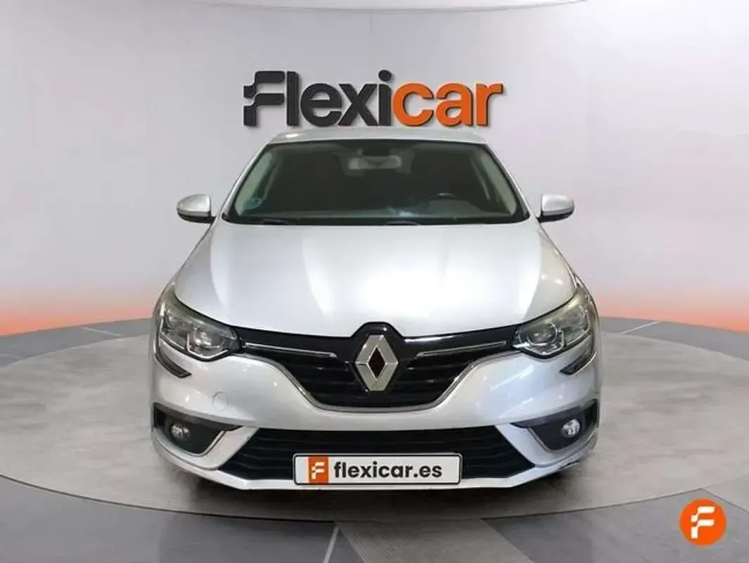 Usado Renault Mégane Zen 131 CV (96 kW) 2017 Gris Berlina