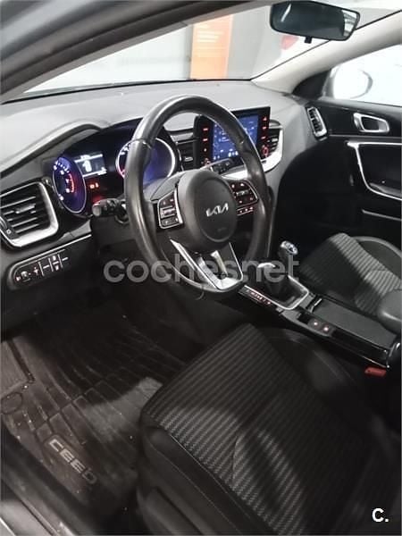 Usado Kia Ceed 120 CV (88 kW) 2023 Gris / plata Utilitario