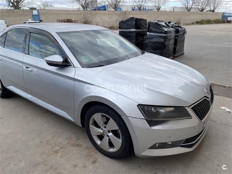 Gris / plata Usado 2016 Skoda Superb Ambition Berlina | 9800 € - Imagen 1/4