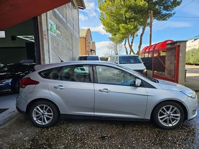 Usado Ford Focus Active 120 CV (88 kW) 2018 Gris / plata Berlina