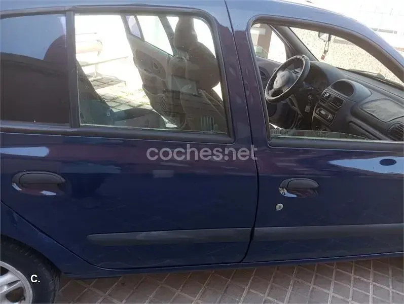 Usado Renault Clio 75 CV (55 kW) 2001 Azul Berlina