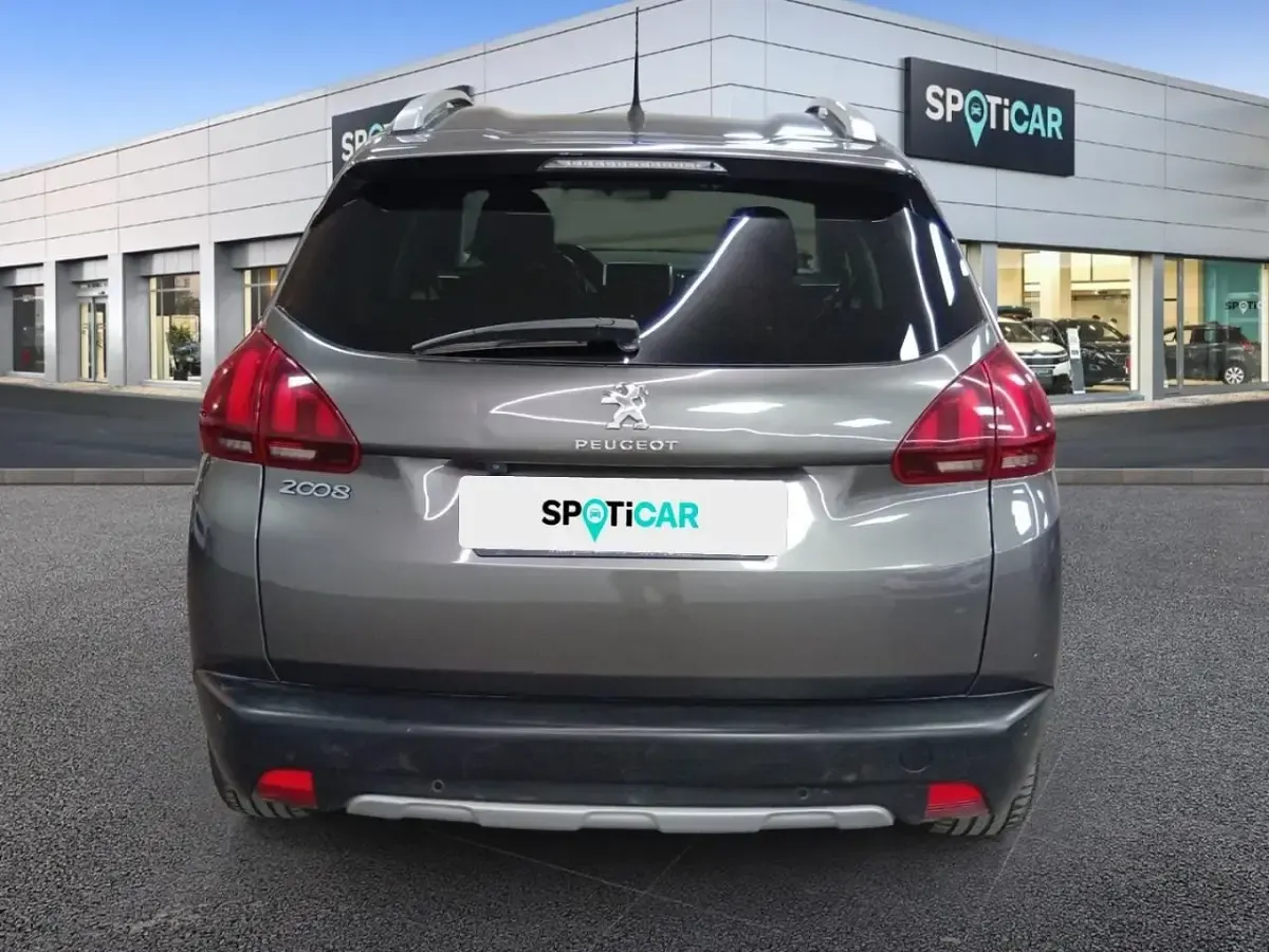 Usado Peugeot 2008 Allure 130 CV (95 kW) 2018 Gris / plata SUV