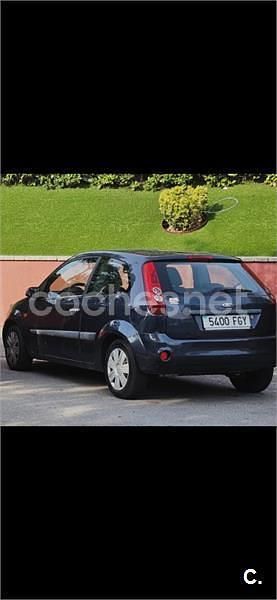 Usado Ford Fiesta Trend 68 CV (50 kW) 2006 Gris / plata Utilitario