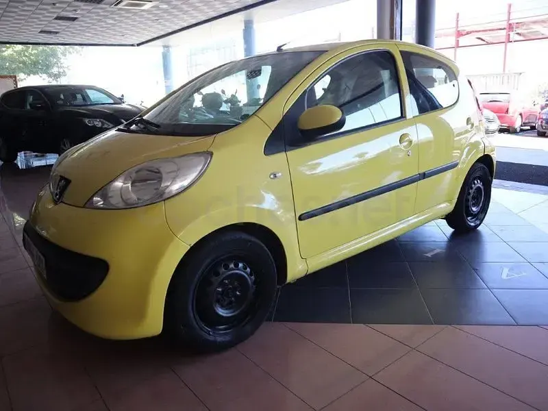 Usado Peugeot 107 54 CV (39 kW) 2007 Amarillo Utilitario