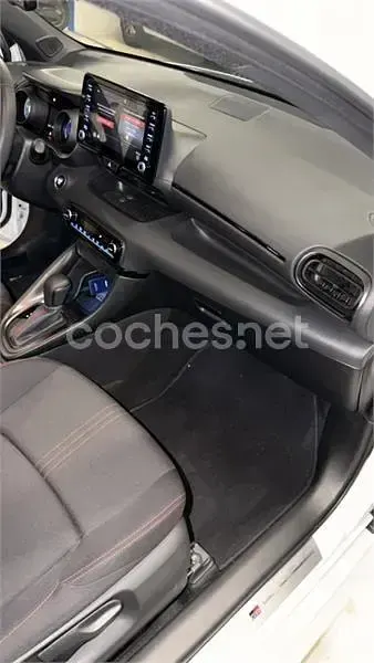 Usado Toyota Yaris Hybrid Sport 130 CV (95 kW) 2023 Blanco Berlina
