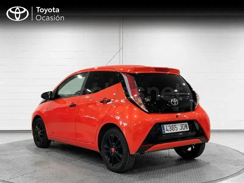 Usado Toyota Aygo X-cite 69 CV (50 kW) 2015 Naranja Utilitario