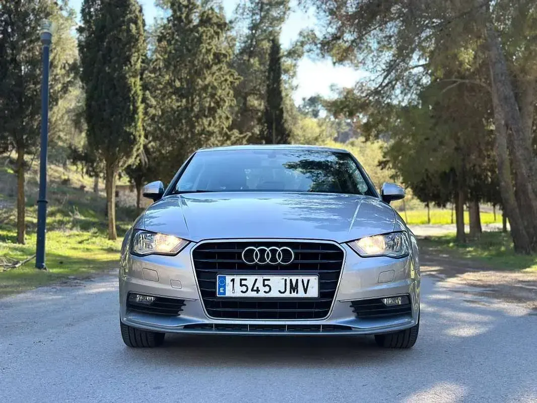Usado Audi A3 Attraction 110 CV (80 kW) 2016 Gris Berlina