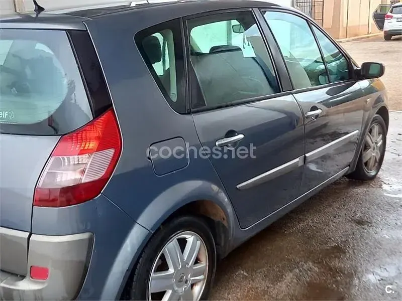 Usado Renault Scenic E-Tech Dynamique 105 CV (77 kW) 2006 Gris / plata Monovolumen