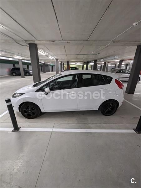 Usado Ford Fiesta Trend 82 CV (60 kW) 2010 Blanco Utilitario