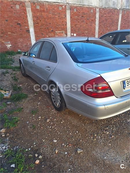 Usado Mercedes E270 Avantgarde 177 CV (130 kW) 2004 Gris / plata Berlina