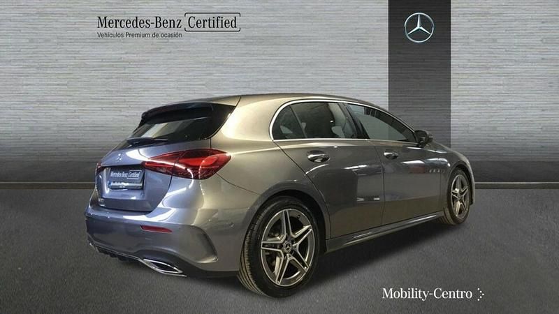 Usado Mercedes A180 AMG line 116 CV (85 kW) 2024 Gris montaña Utilitario