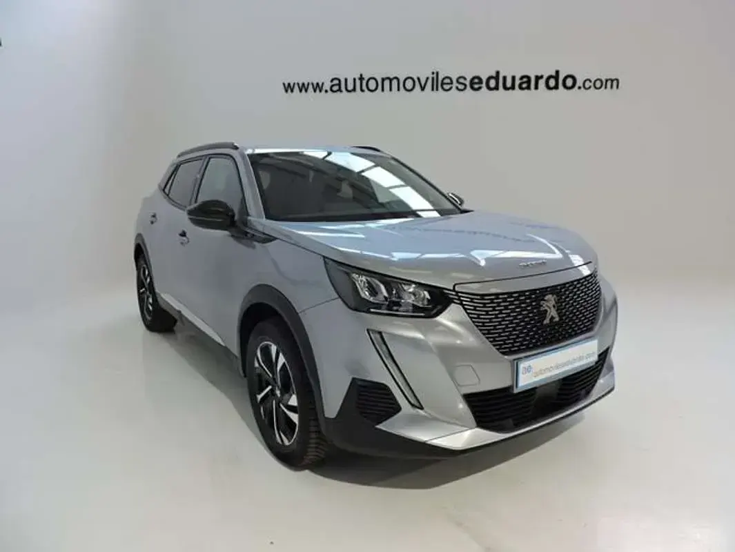 Usado Peugeot e-2008 Allure 100 kW (136 CV) 2022 Plateado SUV