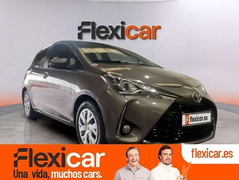 Usado Toyota Yaris Hybrid Active 99 CV (72 kW) 2022 Marrón Utilitario