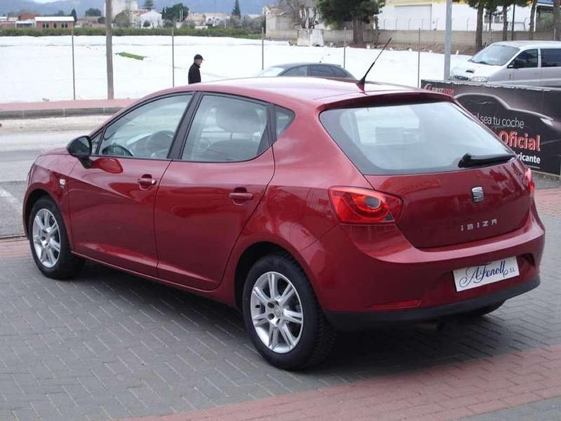 Usado Seat Ibiza Style 105 CV (77 kW) 2010 Rojo Utilitario