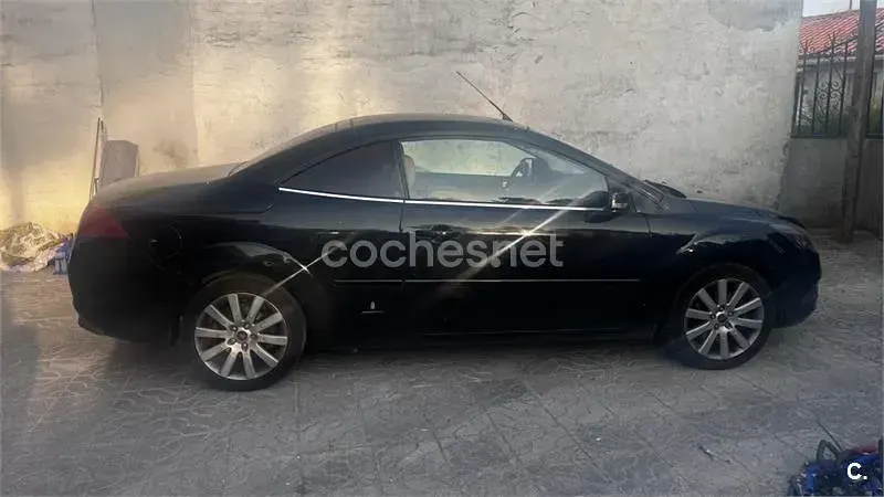 Usado Ford Focus Cabriolet Titanium 136 CV (100 kW) 2010 Negro Descapotable