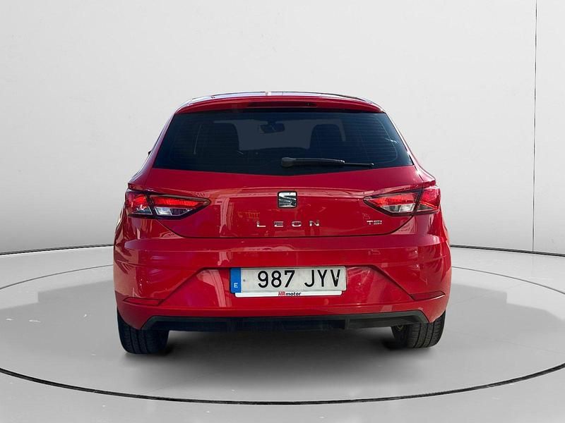 Usado Seat Leon Reference 111 CV (81 kW) 2017 Rojo Utilitario
