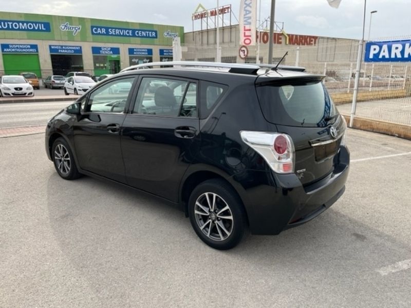 Usado Toyota Verso 111 CV (81 kW) 2015 Negro metalico Monovolumen